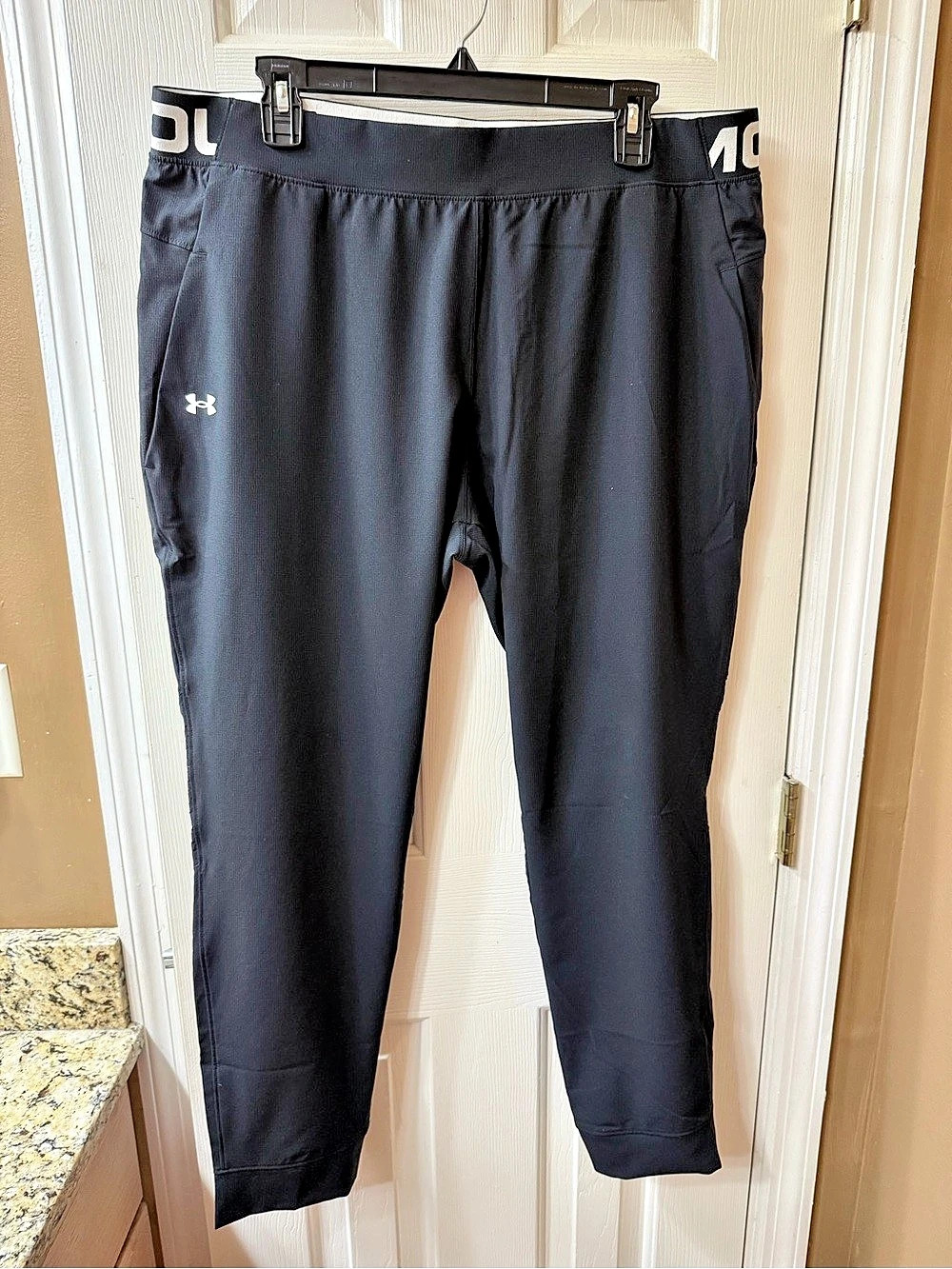 Under Armour Women’s Black Joggers/Yoga Pants Size XL